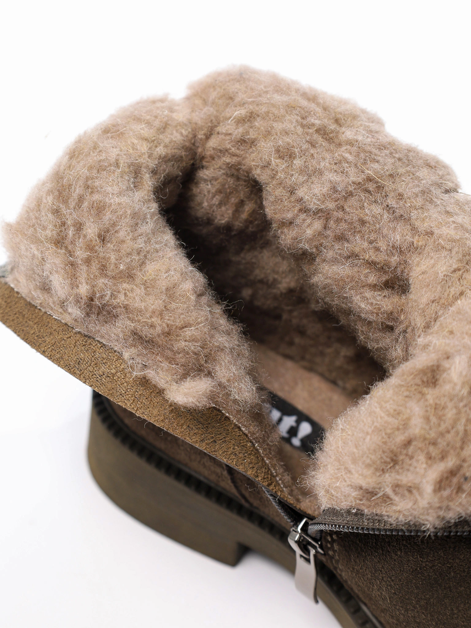 Ботинки оливкового цвета из натуральной замши на среднем каблуке